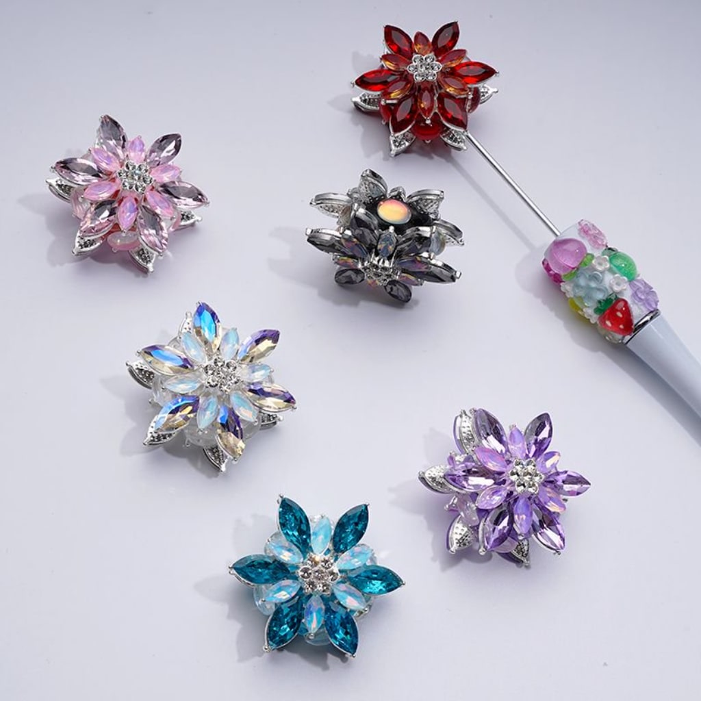 ファンシーシルバー合金の6枚の花びらの花、クリアでカラフルなラインストーン粘土ビーズ付き、約38MM