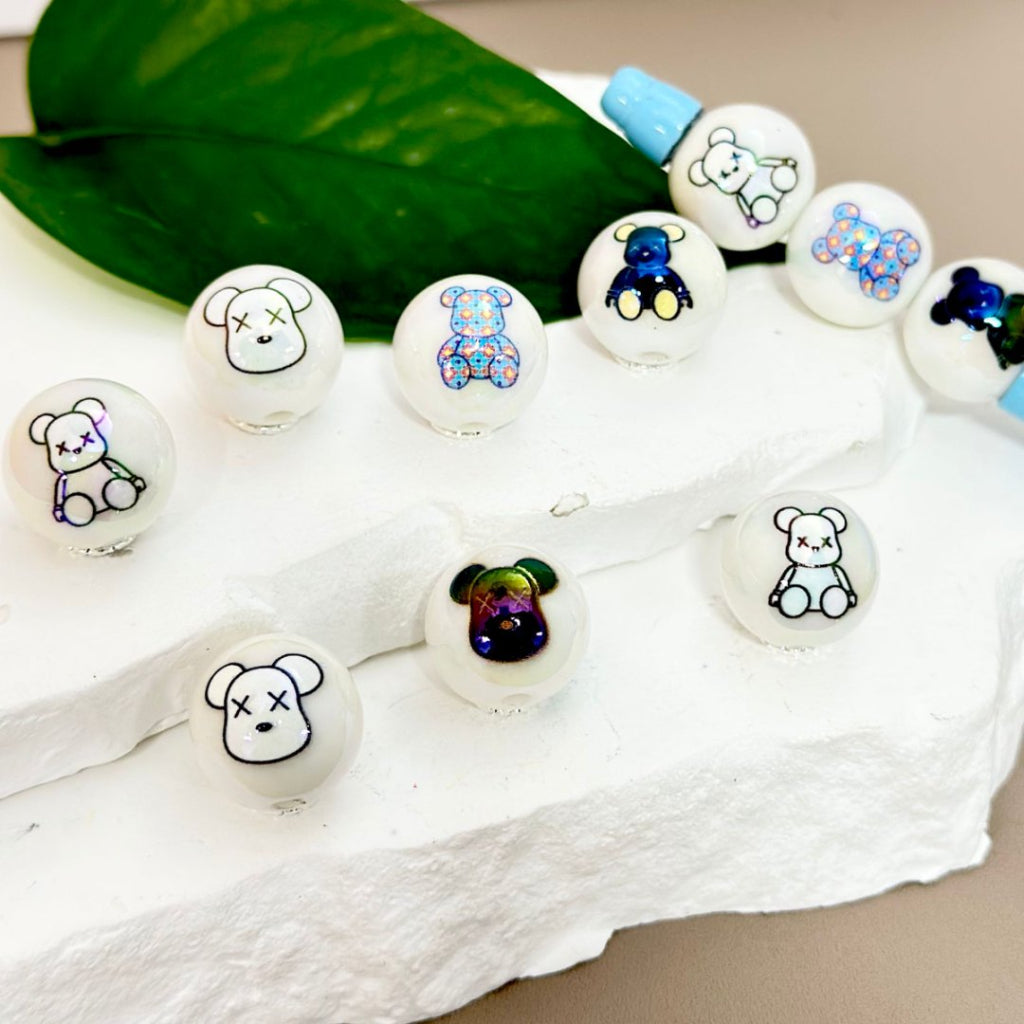 UV仕上げ かわいいクマさん 光沢ホワイト ラウンドアクリルビーズ 16mm ランダムミックス