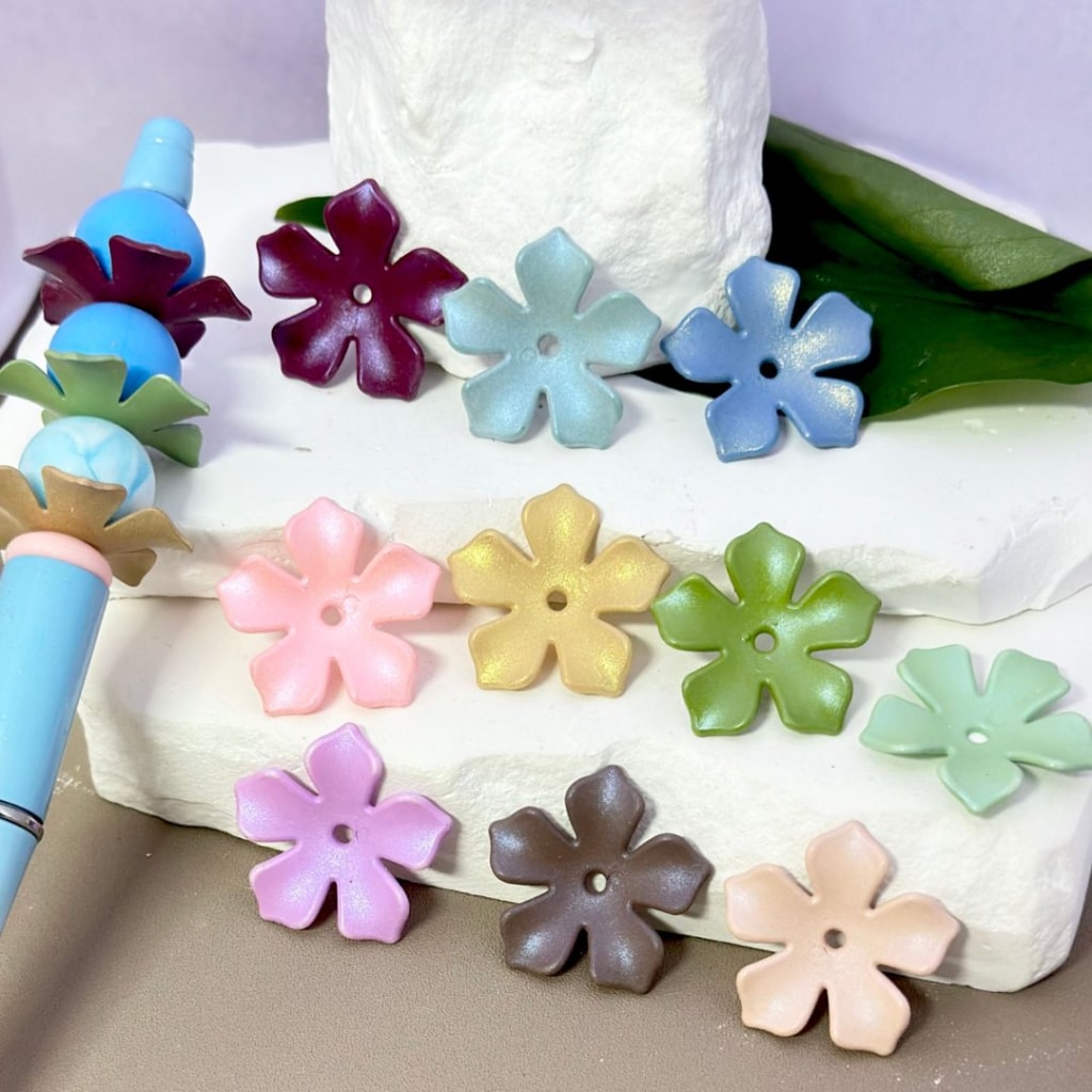 カラフルで光沢のある5枚の花びらの花のアクリルビーズ、約27MM、説明をお読みください。