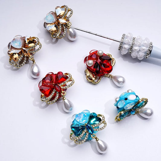 繊細なファンシーゴールド合金の蝶結び、カラフルなハート、クリアラインストーン、ホワイトパールペンダント、粘土ビーズ、約35×45mm