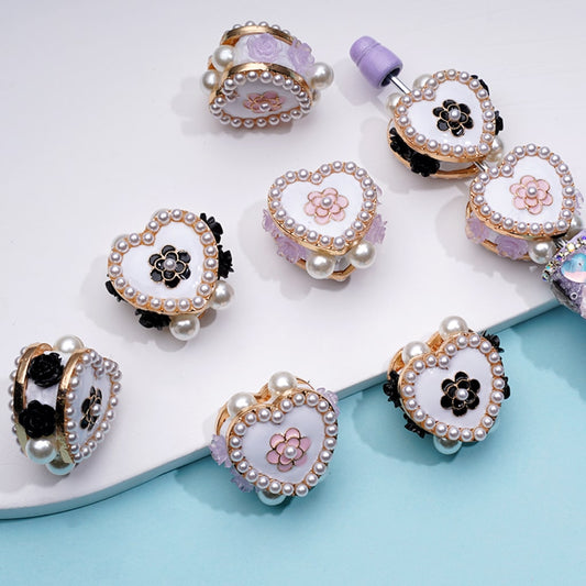 ファンシーで精巧なゴールド合金ハート、ホワイトパール、ブラック&パープルフラワー、粘土ビーズ、約22×21MM