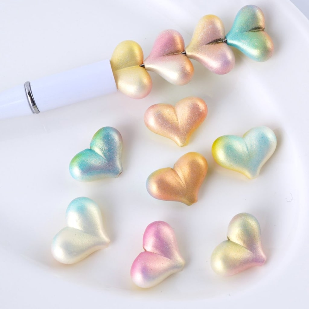 光沢のあるオンブレカラーのピーチヒップボトムハートアクリルビーズ、約23×17MM、ランダムミックス