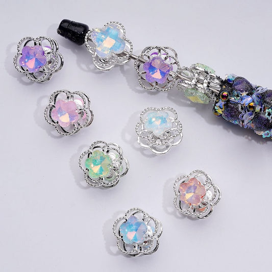 絶妙なファンシーシルバー合金の5枚の花びらの花のビーズ、マルチカラーの光沢のあるラインストーン付き、約17MM