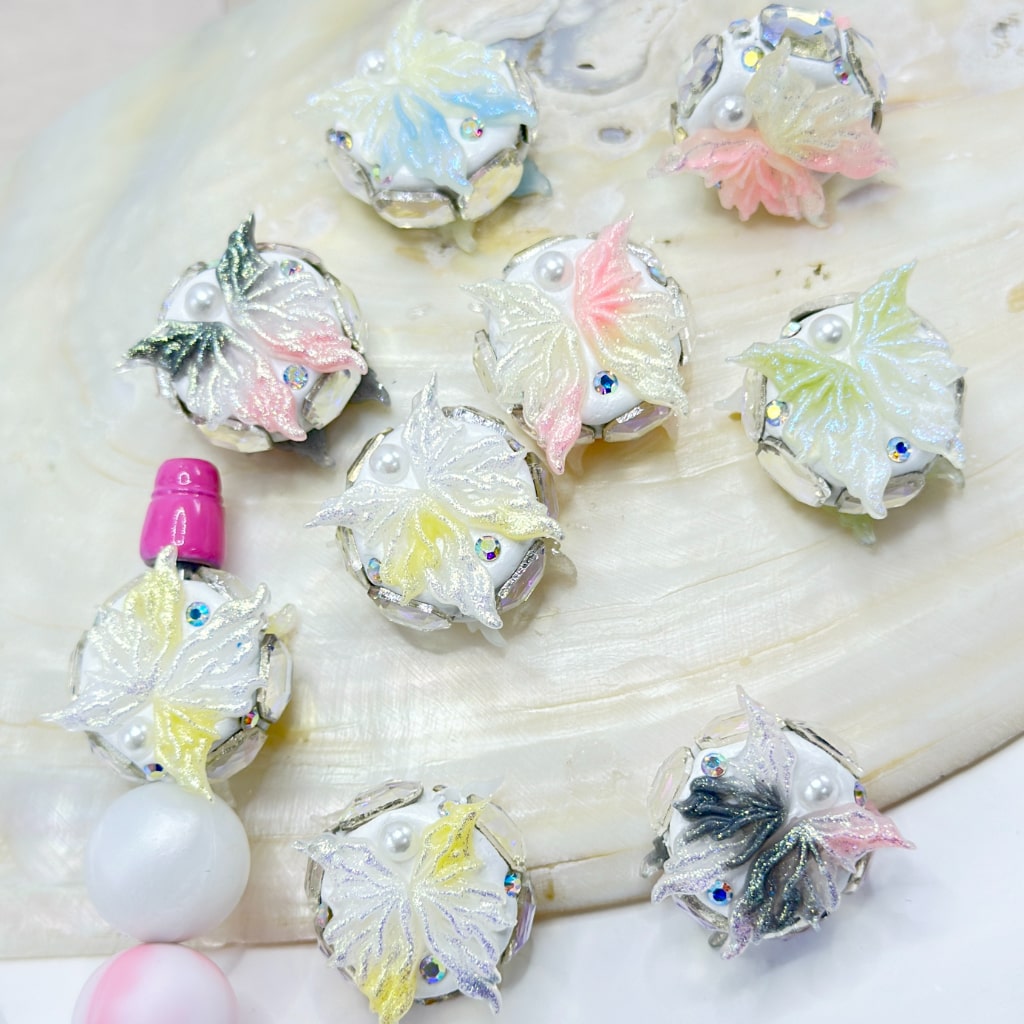 繊細で鮮やかでキュートな蝶のホワイトパールと光沢のあるラインストーンの粘土ビーズ、ランダムミックス、21MM
