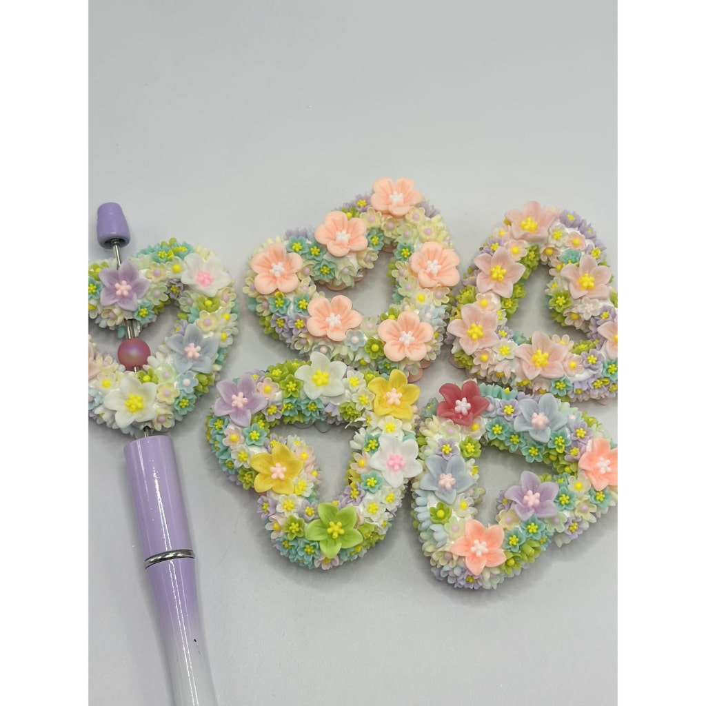 大きなハート型フレームに小さなカラフルな花、粘土ビーズ、ランダムミックス、47×53mm