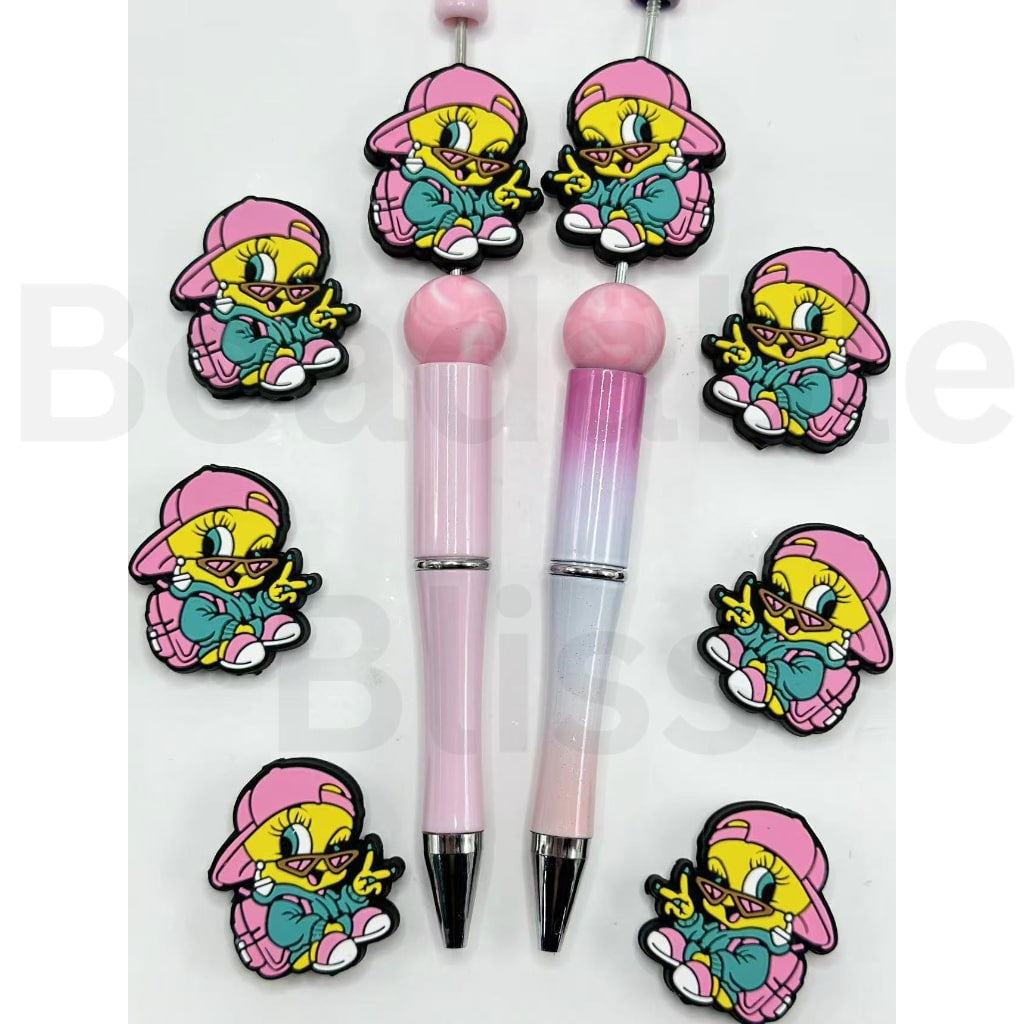 ピンクの靴とリュック、キャップ、メガネ、シリコン製フォーカルビーズをつけたかわいいツイートバード