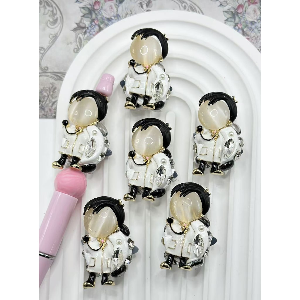 精巧な合金メタルドクター、聴診器付き、ホワイトパール、クリアラインストーン、光沢のあるバタフライハートダイヤモンド、粘土ビーズ、約41×26MM