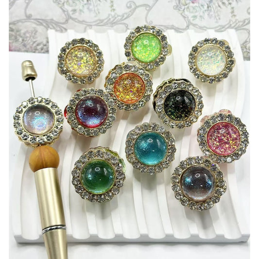 繊細なゴールド合金ループリング。内側に大きなパール、光沢のあるラインストーン、粘土ビーズ、ランダムミックス、約26×25MM。