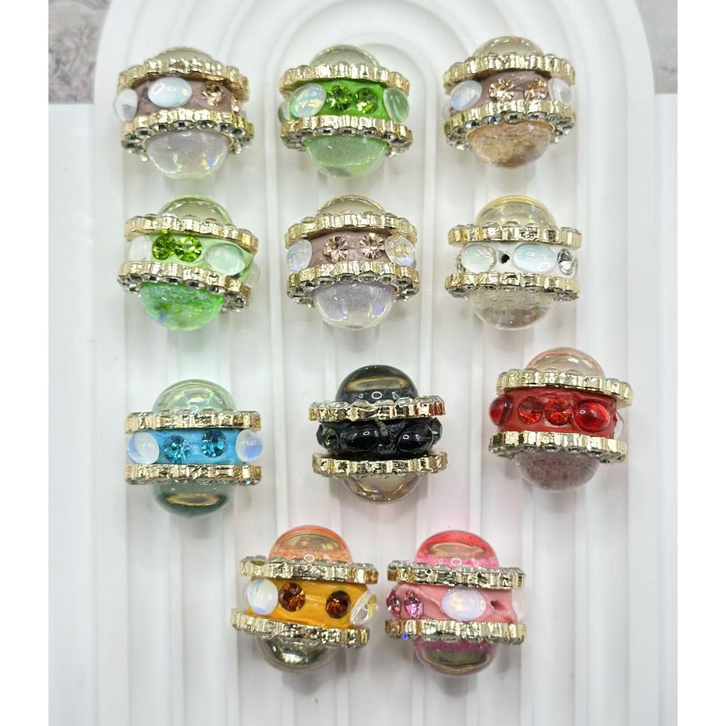 繊細なゴールド合金ループリング。内側に大きなパール、光沢のあるラインストーン、粘土ビーズ、ランダムミックス、約26×25MM。