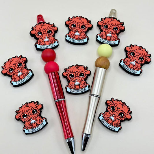 小さなかわいい赤い牛がハートのグラスでコーヒーを飲むコーヒー中毒シリコンフォーカルビーズ