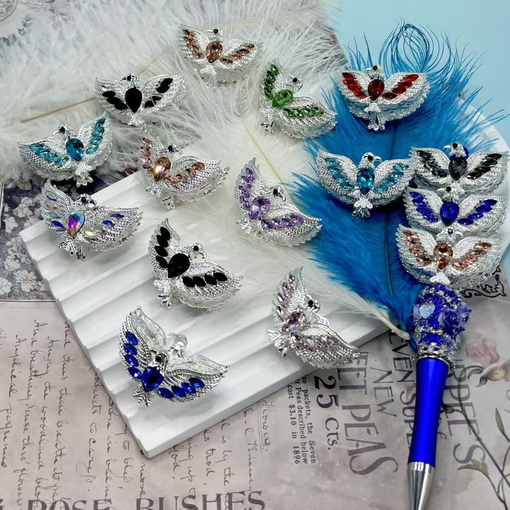 キラキラ輝くシルバー合金両面中空イーグル、光沢のあるラインストーン付き、ランダムミックス、40×22×26MM