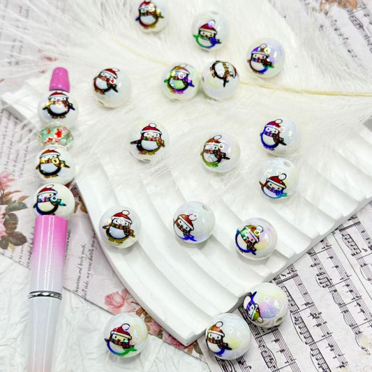 UV仕上げ 赤いクリスマス帽子をかぶったかわいいペンギン ホワイトラウンドアクリルビーズ ランダムミックス 16MM