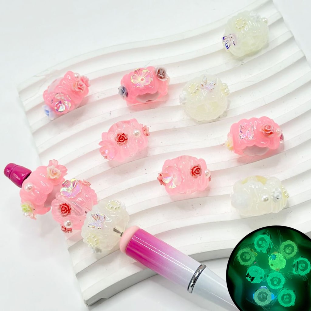 光り輝くかわいいカラフルな花、光沢のある蝶、透明なラインストーン、白い真珠、丸いアクリルビーズ、約18MM