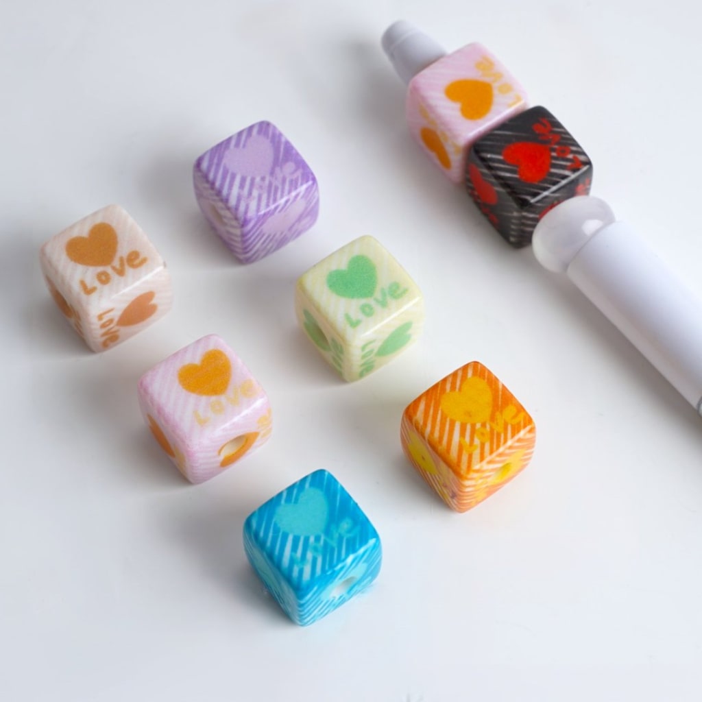 キュートでカラフルなハート柄のスクエアキューブ型アクリルビーズ、ランダムミックス、約15mm