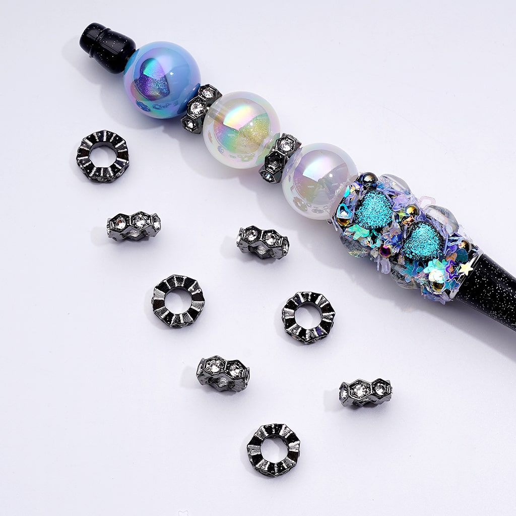 絶妙でキュートなゴールドシルバーガンブラックメタル六角形スペーサー、クリアラインストーン付き、約10mm