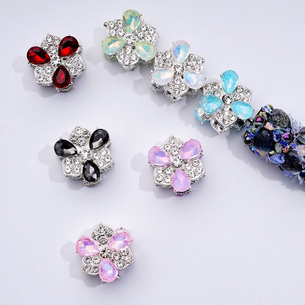 ファンシーでキュートなシルバー合金の三弁花、クリア&マルチカラーのラインストーンビーズ付き、約18×11×19MM、ランダムミックス