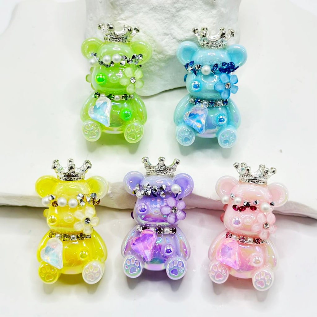 キラキラ輝くキュートなクマのアクリルビーズ、シルバー合金の王冠、ホワイトパール、小さな花、光沢のあるラインストーン、ハートダイヤモンド、約38×22mm