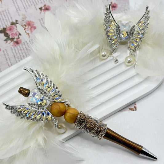 光沢のあるラインストーンチェーンとホワイトパールペンダントが付いた絶妙なシルバー合金の蝶、ハートの蝶、ダイヤモンド、ホワイトフェザーの蝶結びのアクセサリー、粘土ビーズ