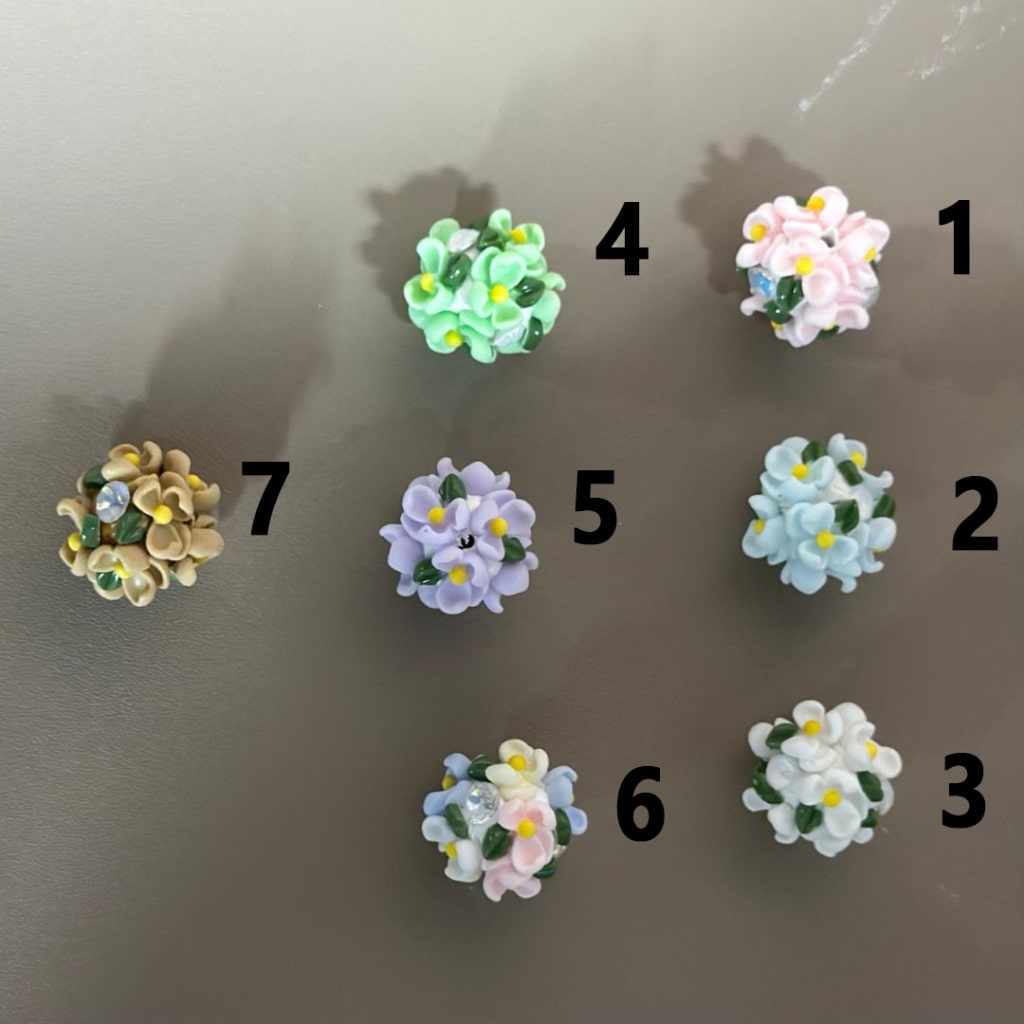 湾曲した花びらを持つマルチカラーの花、光沢のあるジルコンラインストーン粘土ビーズ、20MM、説明をお読みください