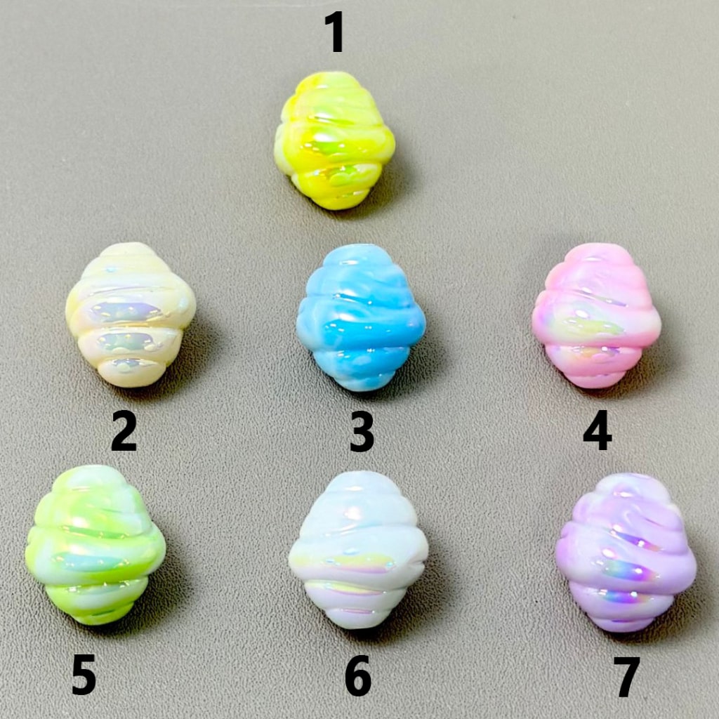 UV仕上げのカラフルな巻き貝の貝殻のアクリルビーズ、約18×16mm。説明をお読みください。