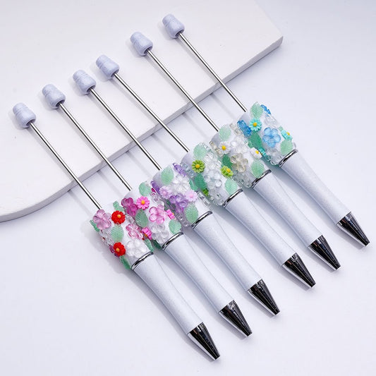 絶妙な白いグリッタービーズペン、かわいいカラフルな花と緑の葉のアクセサリー付き