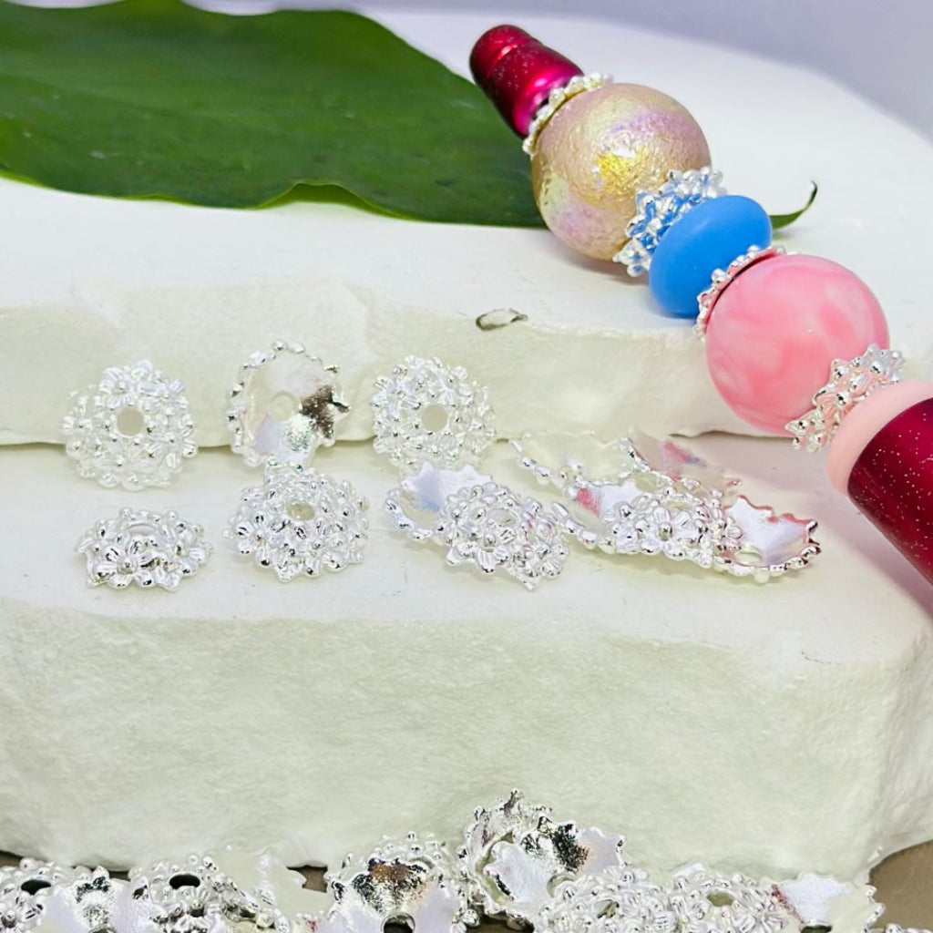 繊細なゴールド&シルバーメタルフラワービーズケージキャップスペーサー、12mm