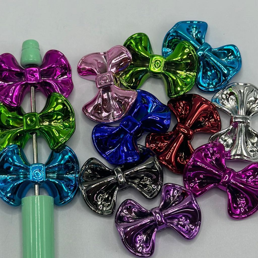 光沢のあるボウタイリボン ボトノット アクリルビーズ メタリックカラー 23*32mm ランダムミックス