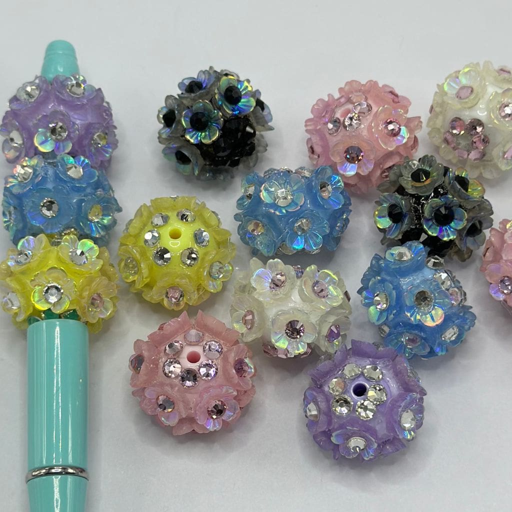 ローズカラーのラインストーンフラワー付きアクリルビーズ(大)17×22mm