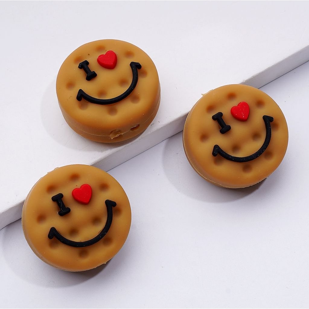 キュートで鮮やかな「I Love」の赤いハートの笑顔のクッキービスケット、シリコン製フォーカルビーズ