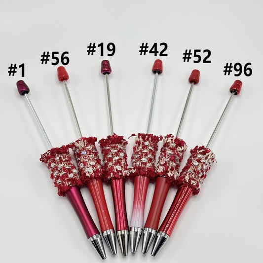 手作りの布ラップで作るDIYビーズペン。赤い色の小さな光沢のあるフレーク。説明をお読みください。