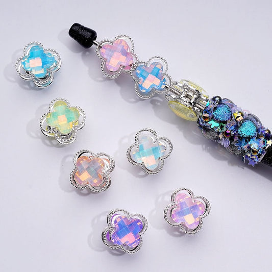 繊細なファンシーシルバー合金四つ葉フラワービーズ、光沢のあるマルチカラーラインストーン付き、約16MM