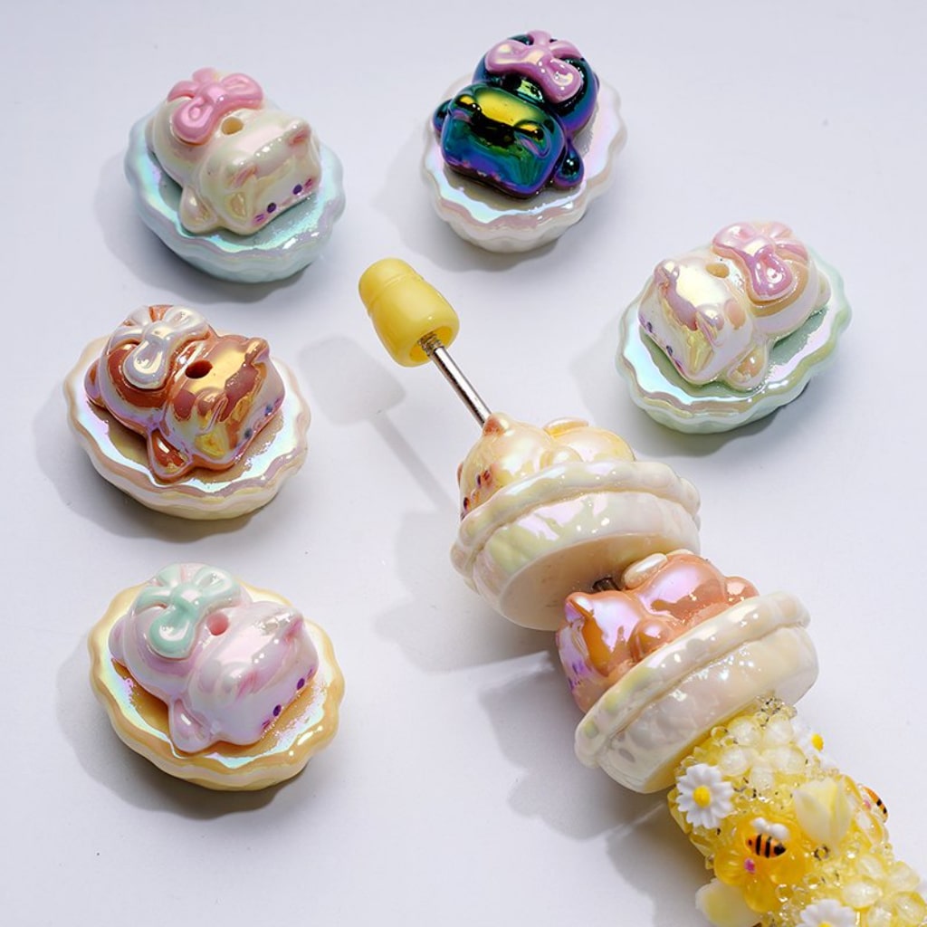 UV Coating Cute Cat Kitten with Bows Grovels on the Mat Acrylic Beads, Around 27*18MM, Random Mix