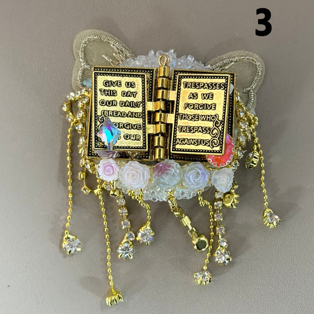 繊細なファンシーゴールド合金製ブック、透明なラインストーンチェーン付き、大きな三日月、砂糖で覆われた絶妙な生地の蝶、ミニかわいい花、ハート、星、ダイヤモンドビーズ、約59×45MM