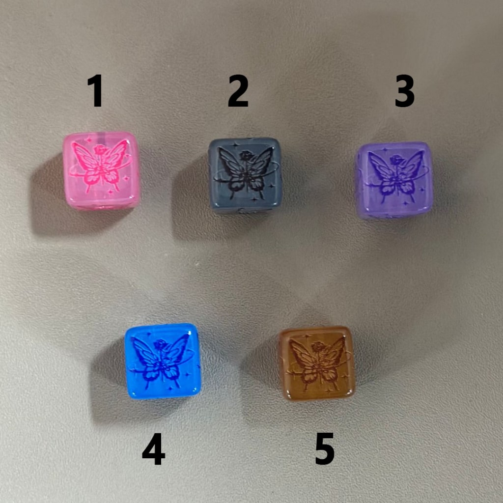 マルチカラーのバタフライプリントキューブスクエアアクリルビーズ、14MM、説明をお読みください