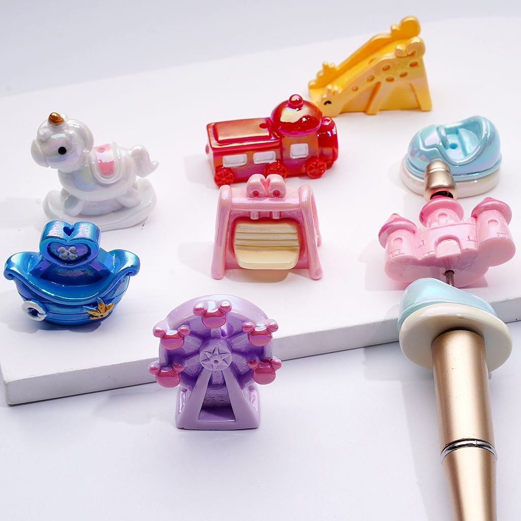 UV Coating Vivid Park Recreational Facilities Swing Mini Train Slide Bumper Car Merry-Go-Round Acrylic Beads, Random Mix