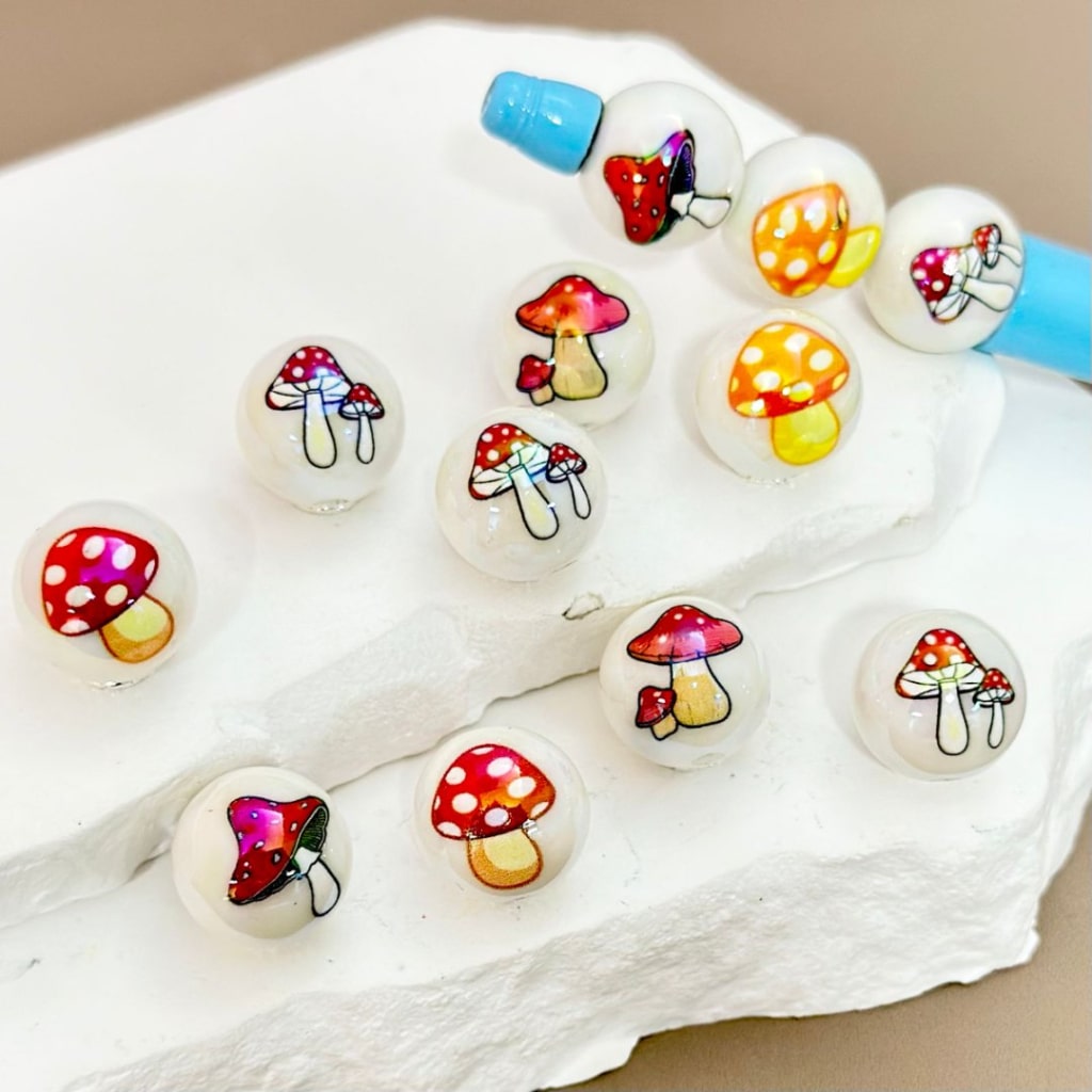 UV仕上げ かわいいキノコ型光沢ホワイトラウンドアクリルビーズ 16mm ランダムミックス