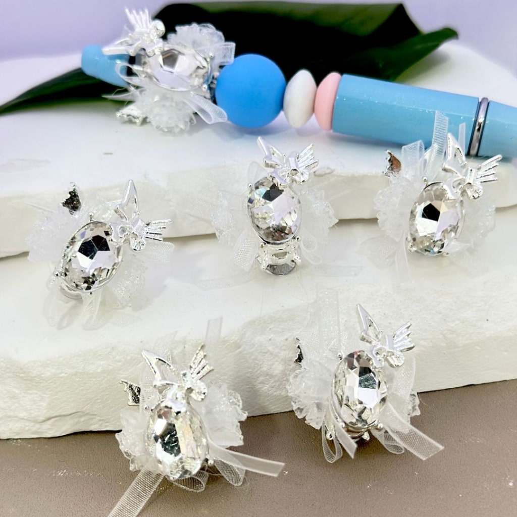 絶妙なシルバー合金の蝶と大きな透明な楕円形のラインストーンの光沢のある花のリボン、約23×16MM