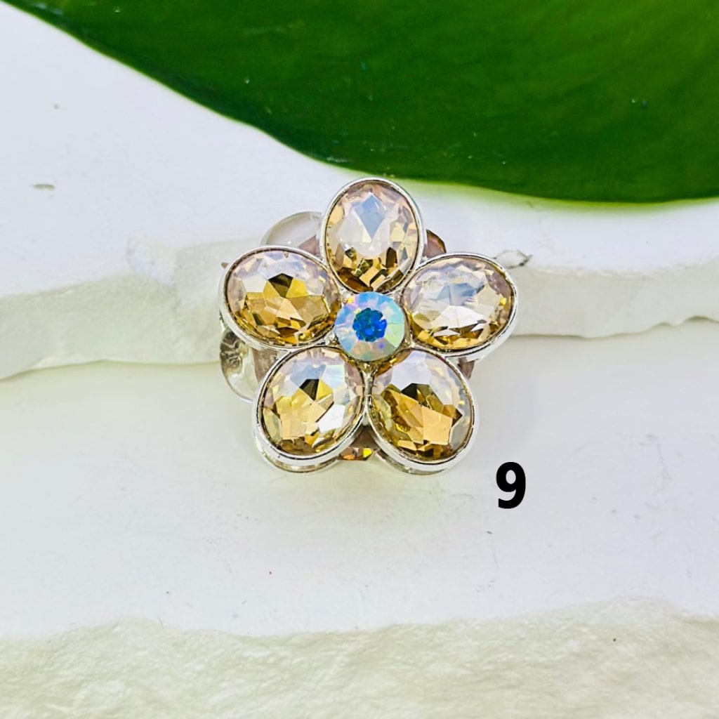 繊細なファンシーシルバー合金の花、カラフルなABラインストーン、オーバルパール、粘土ビーズ、約26MM