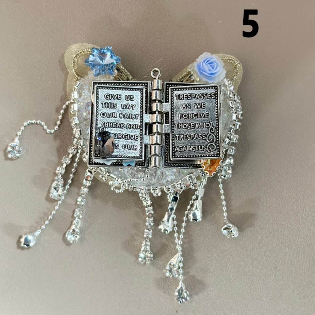 繊細なファンシーガンブラック合金ブック、透明ラインストーンチェーン付き、大きな三日月、砂糖で覆われた絶妙な生地の蝶、ミニかわいい花、ハート、星、ダイヤモンドビーズ、約59×45MM、ランダムミックス