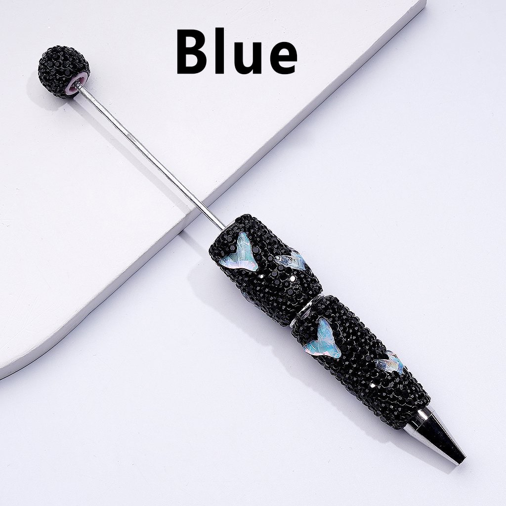 キュートな透明でカラフルな魚のしっぽが付いたビーズ粘土ペン。ペン全体に黒いラインストーンがあしらわれています。