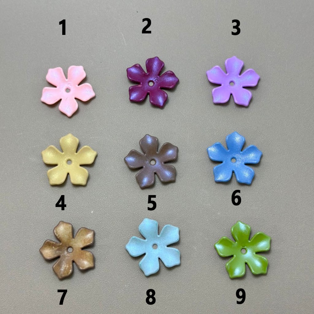 カラフルで光沢のある5枚の花びらの花のアクリルビーズ、約27MM、説明をお読みください。