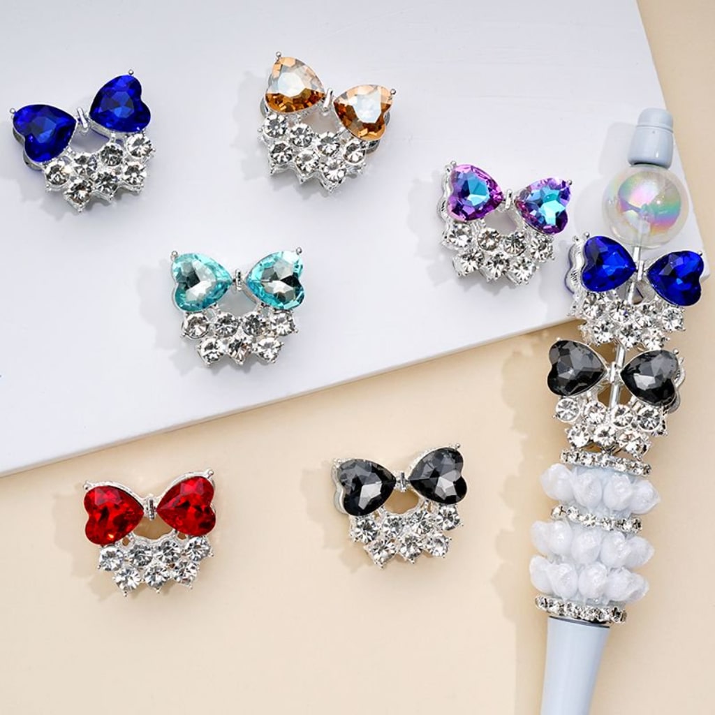 キュートなファンシーシルバー合金ハート蝶結び、クリアマルチカラーラインストーンビーズ付き、約23×20MM