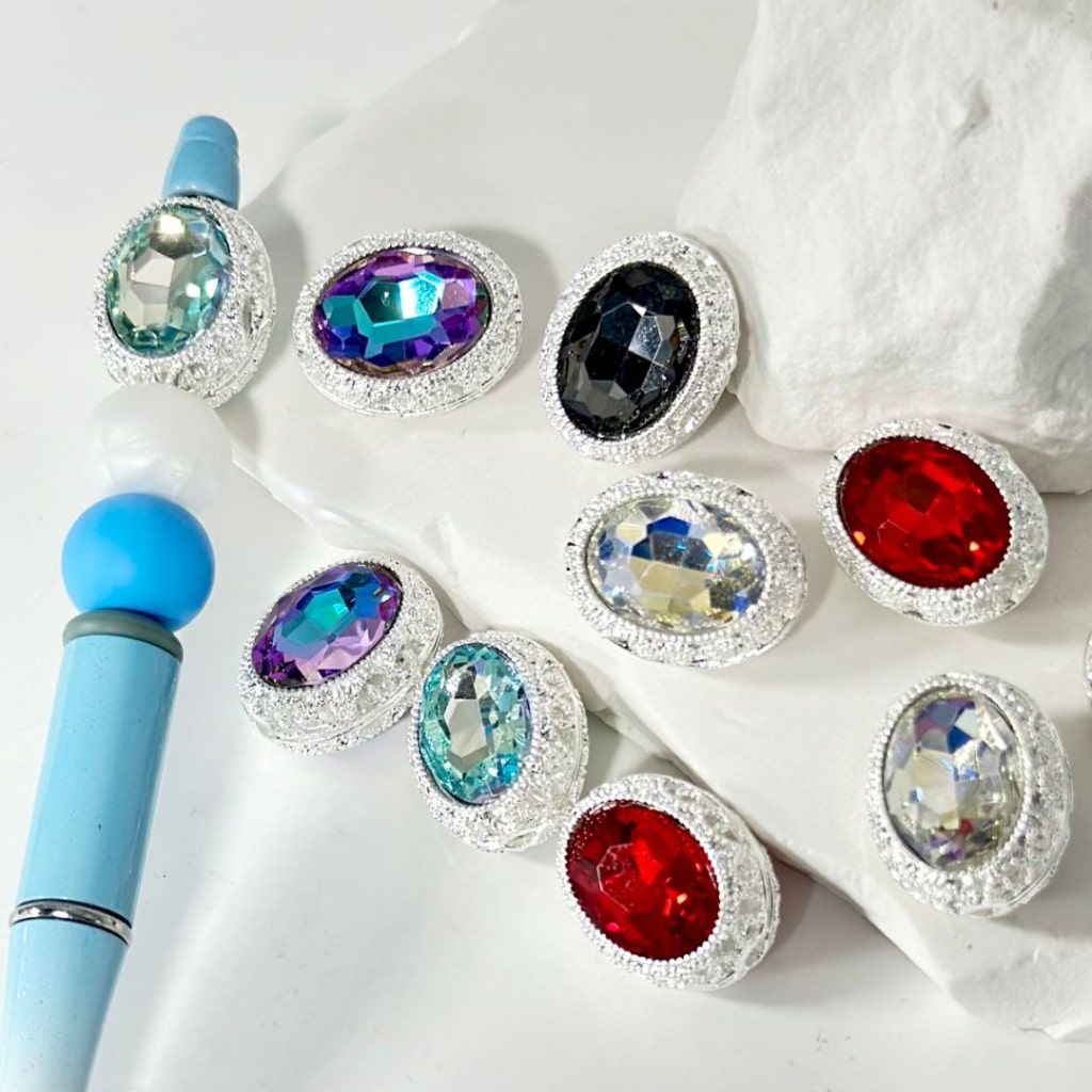 繊細なシルバー合金中空オーバルビーズ。内側には大きな光沢のあるオーバルラインストーン付き。約24×19mm。