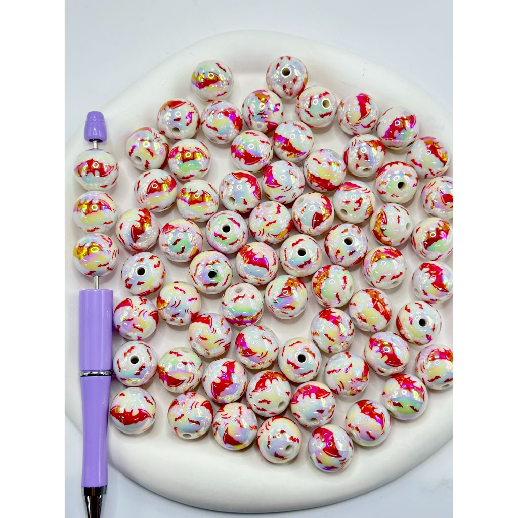 赤いコウモリのプリントが施された白いUVコーティングアクリルビーズ、ランダムミックス、16MM