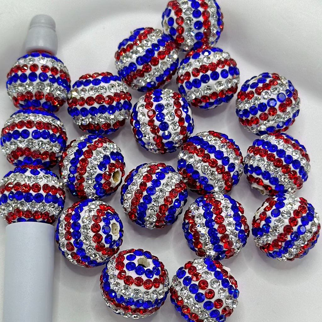 アメリカ国旗カラーのラインストーン付きホワイトラウンドクレイビーズ、16mm、ランダムミックス