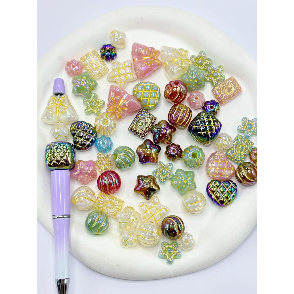 鮮やかな様々な形のアクリルビーズ、ゴールドストライプ、ランダムミックス、約15~20mm、説明をお読みください。