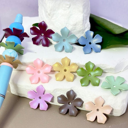 カラフルで光沢のある5枚の花びらの花のアクリルビーズ、約27MM、説明をお読みください。