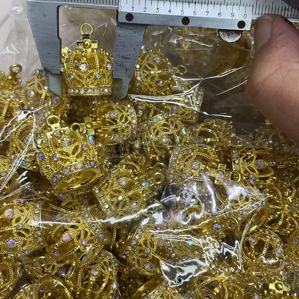 ゴールドカラー ラージクラウンペンダント ラインストーン付き メタル 17mm