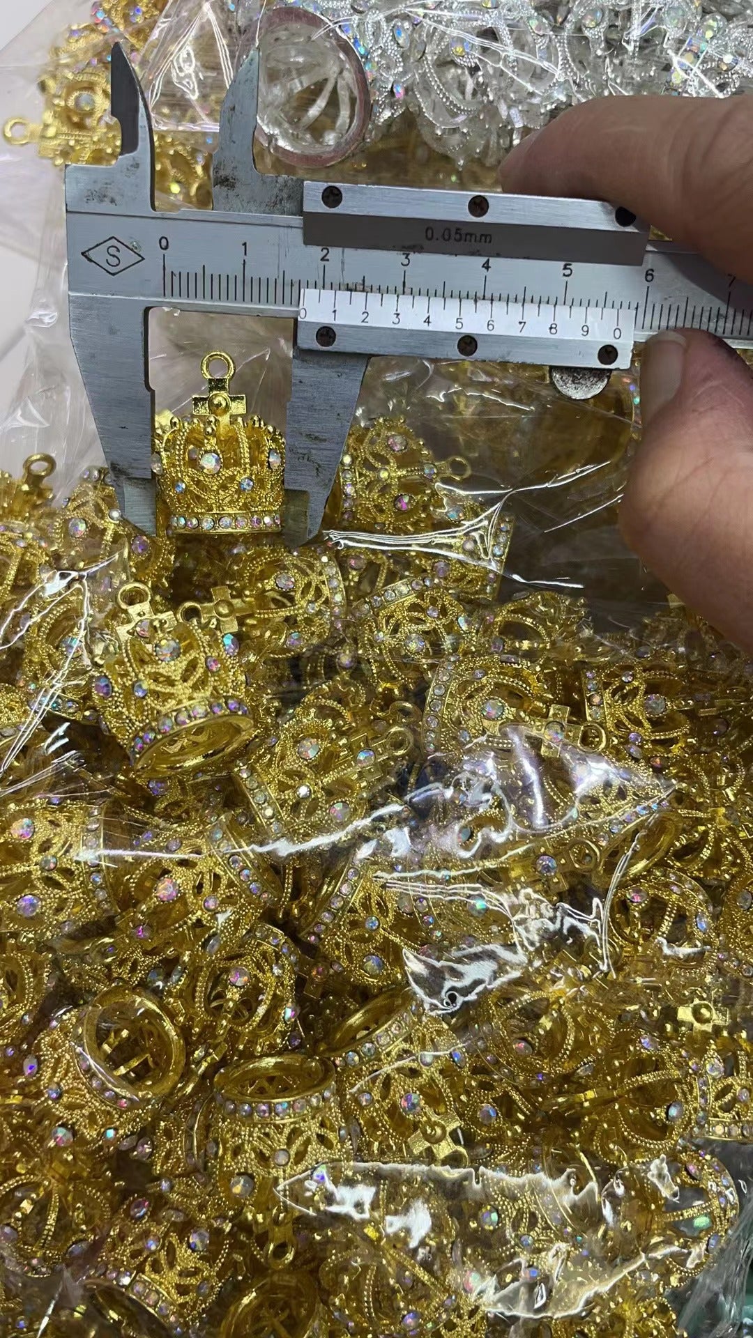 ゴールドカラー ラージクラウンペンダント ラインストーン付き メタル 17mm