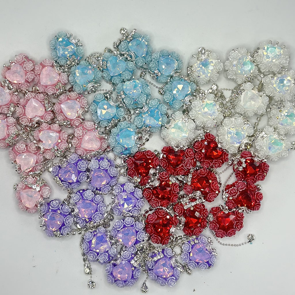 ハート型粘土ビーズ、ハート、小さな花、王冠、クリアラインストーン付きシルバーカラーチェーン、ランダムミックスカラー、24MM×26MM